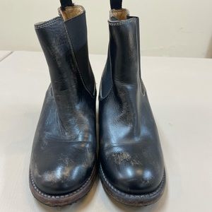 Women used distressed Bed|Stu black boots.